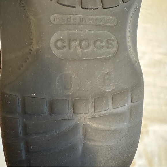 Crocs Classic Clogs Black Slip-On Comfort Shoes Unisex Size J6 / Women’s 8 - Picture 9 of 9